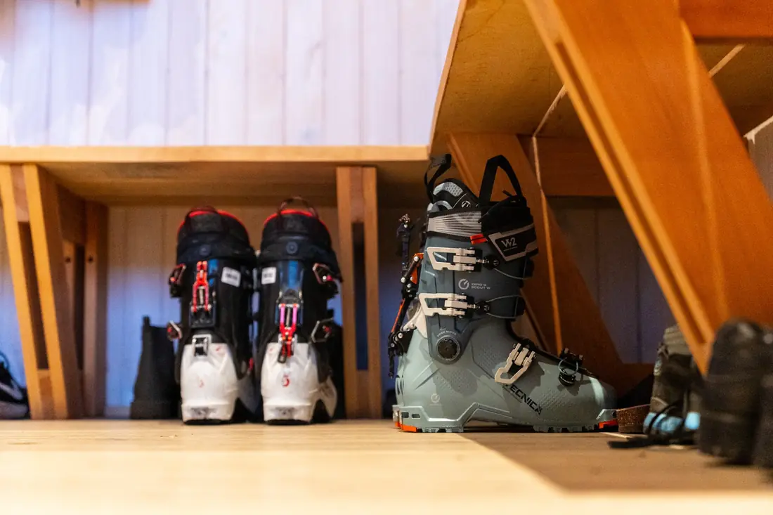 Botas de esquí en el área de equipamiento