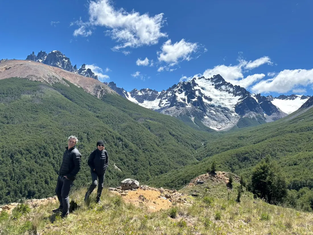 Trekking frente al macizo del Cerro Castillo