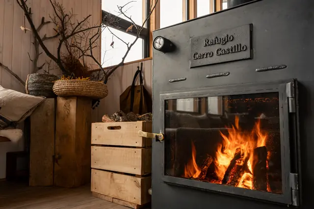 Chimenea encendida en el refugio