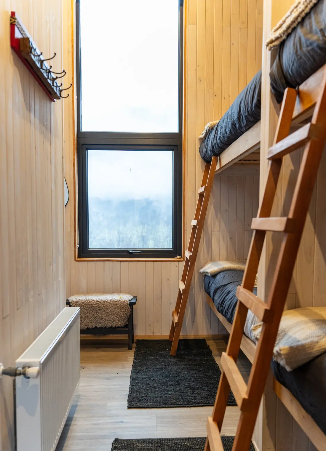 Dormitorio con camarotes y vista exterior