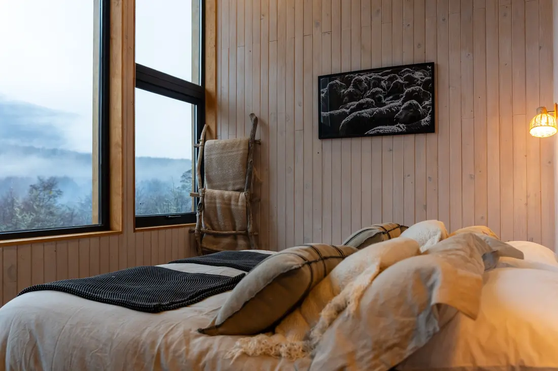 Suite de Peñón Mountain Lodge con grandes ventanales