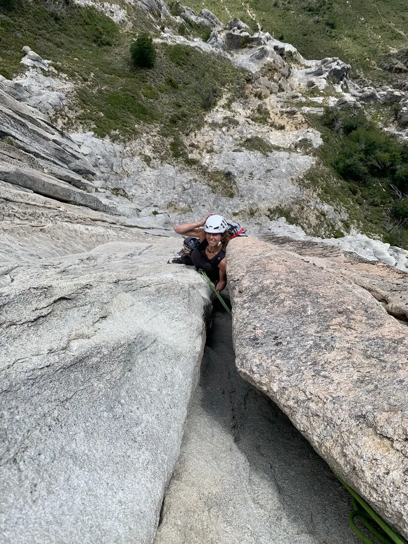 Escaladora en una grieta de roca en Cerro Castillo