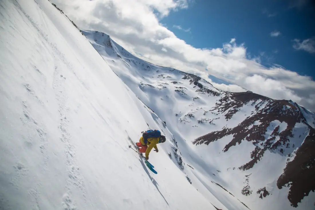 Esquiador descendiendo una ladera nevada en la Patagonia