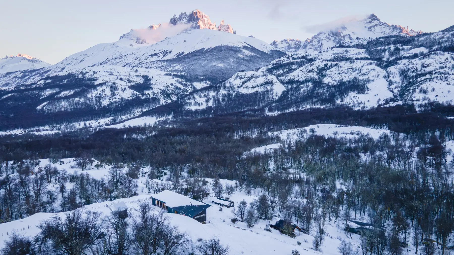 Vista aérea de Peñón Mountain Lodge y el macizo del Cerro Castillo nevado