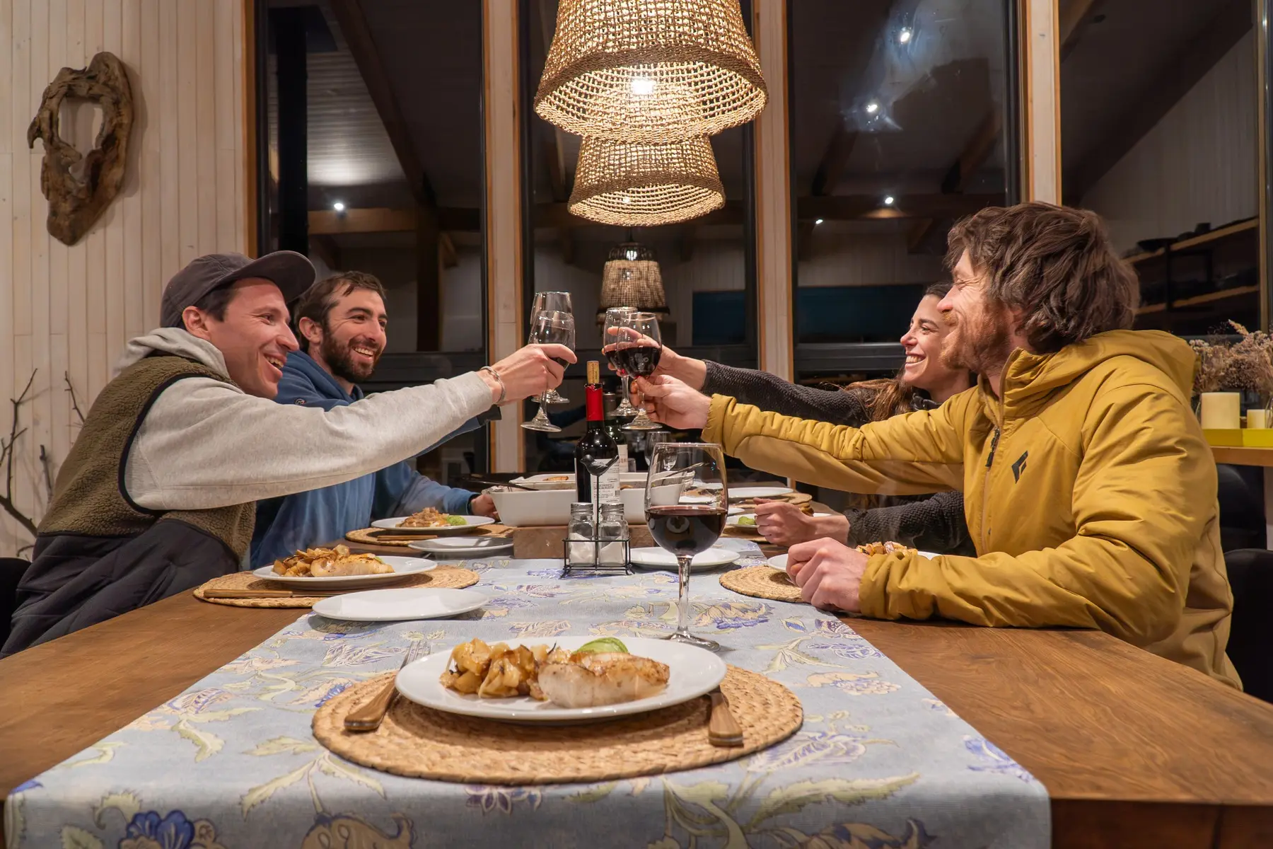 Grupo compartiendo una cena en Peñón Mountain Lodge