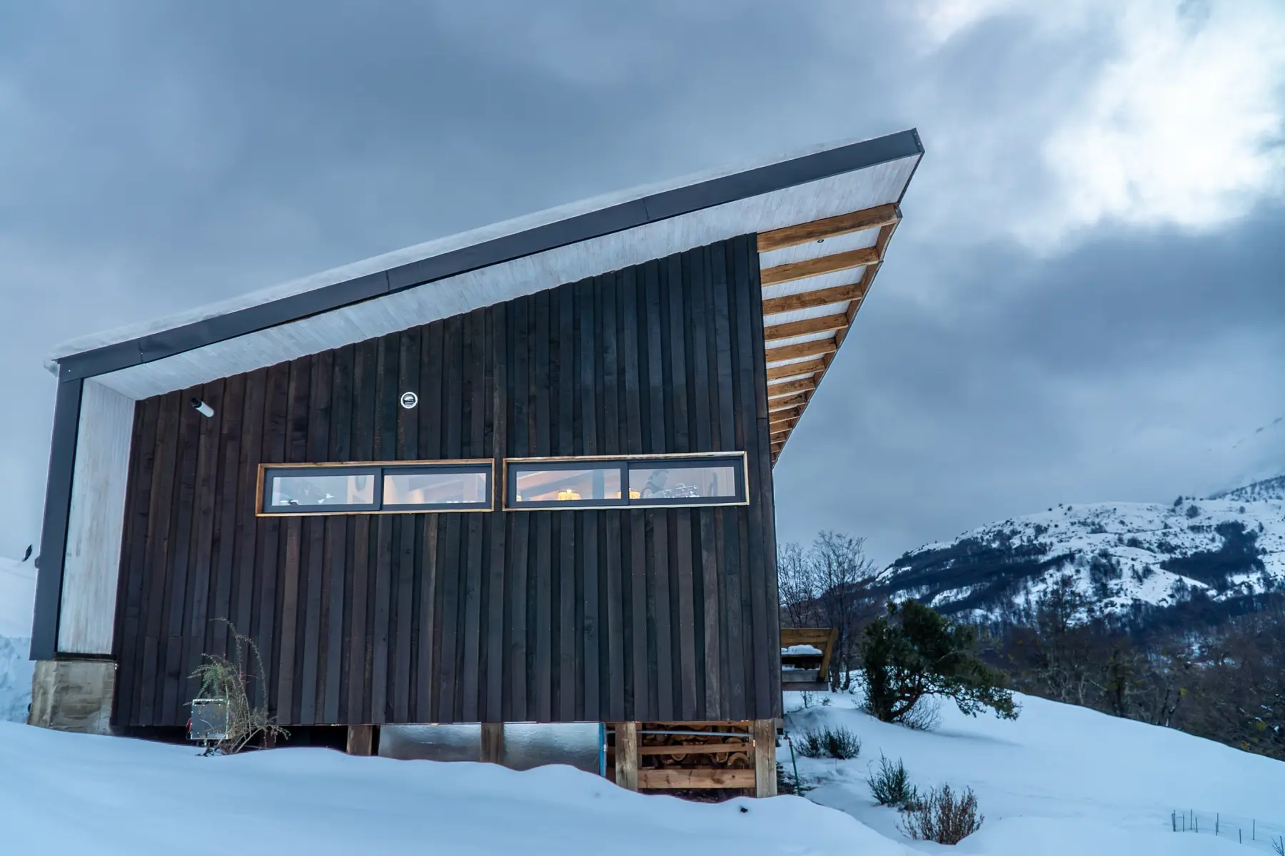 Exterior de Peñón Mountain Lodge cubierto de nieve