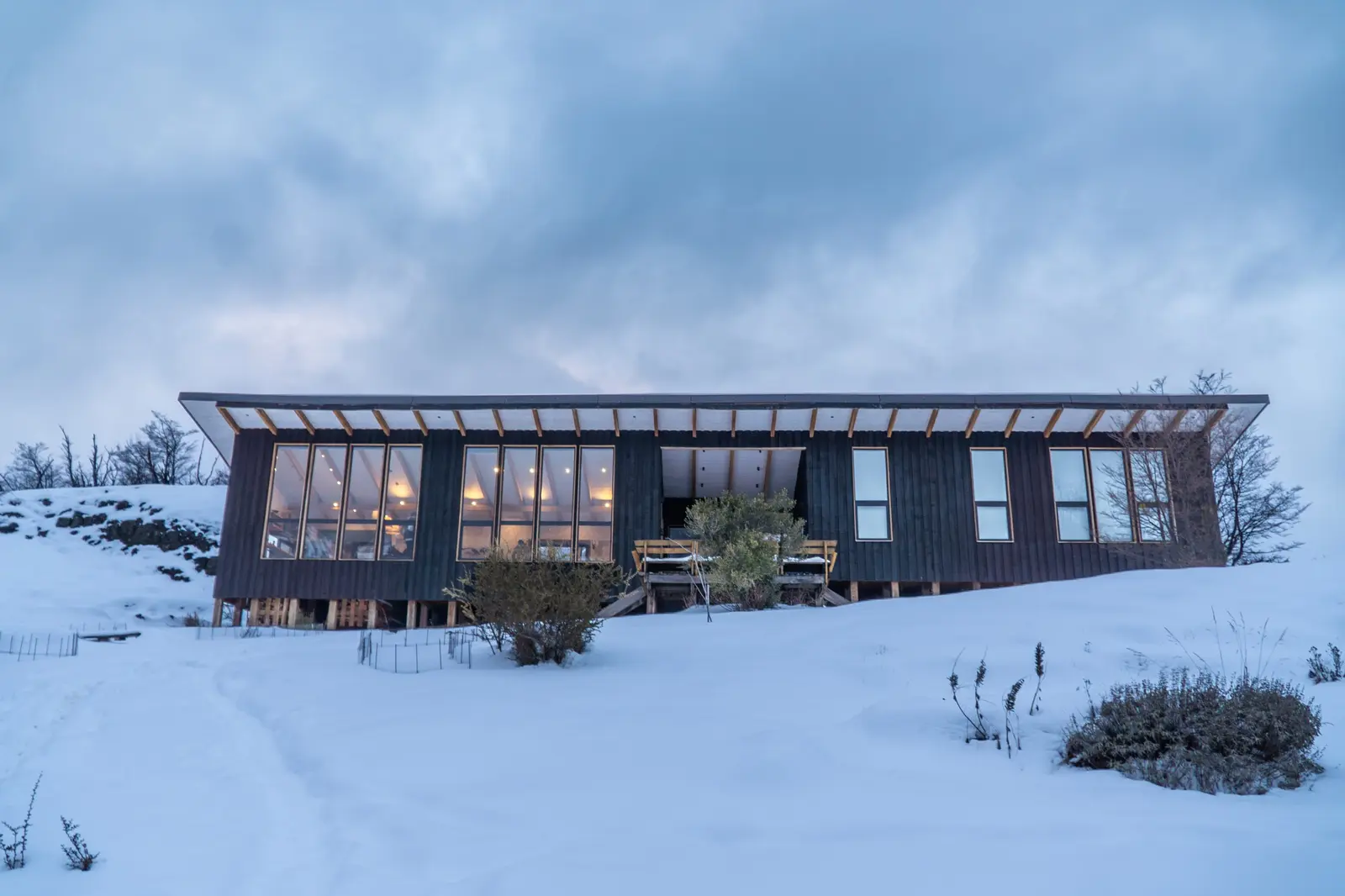 Vista frontal de Peñón Mountain Lodge en invierno