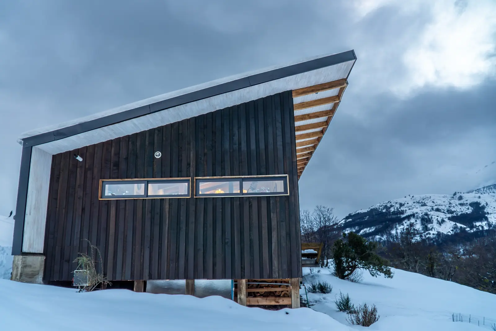 Arquitectura de Peñón Mountain Lodge y montañas nevadas