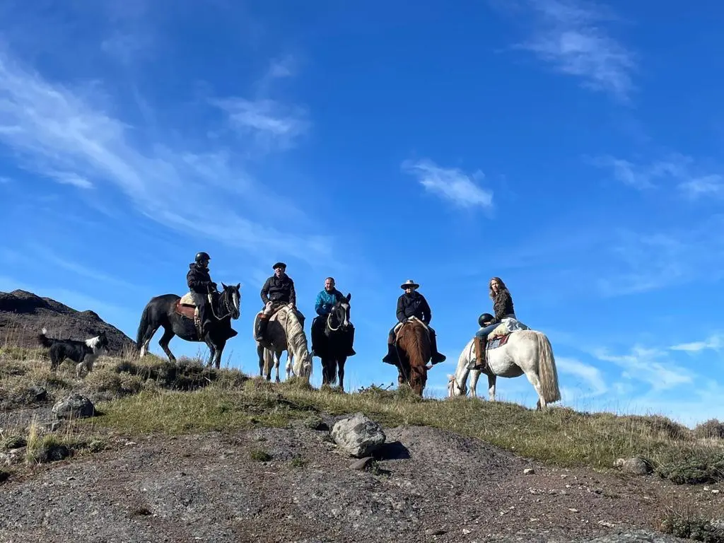 Grupo disfrutando una cabalgata patagónica
