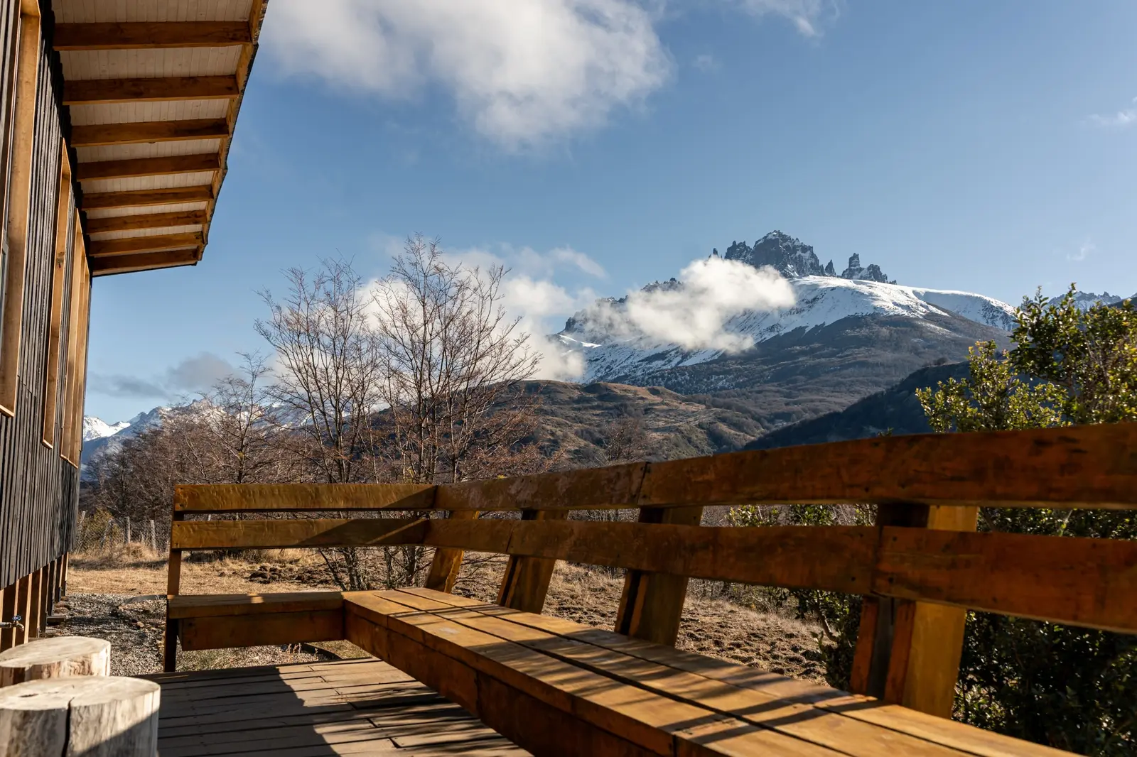 Terraza del lodge con vista al Cerro Castillo