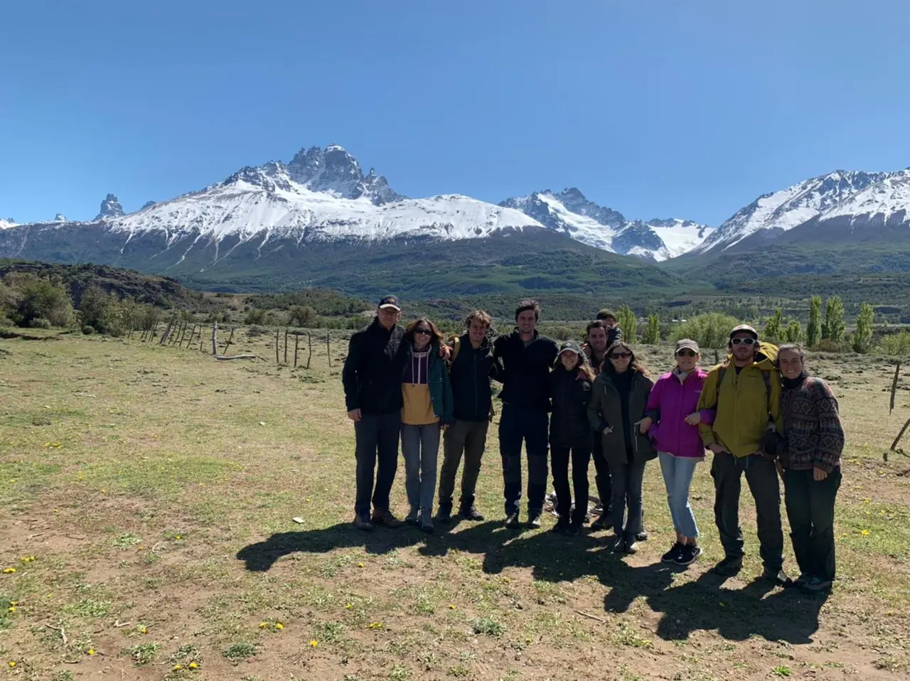 Grupo de viajeros frente al Cerro Castillo
