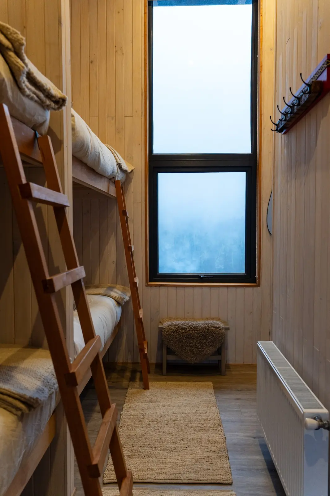 Dormitorio con camarotes y calefacción