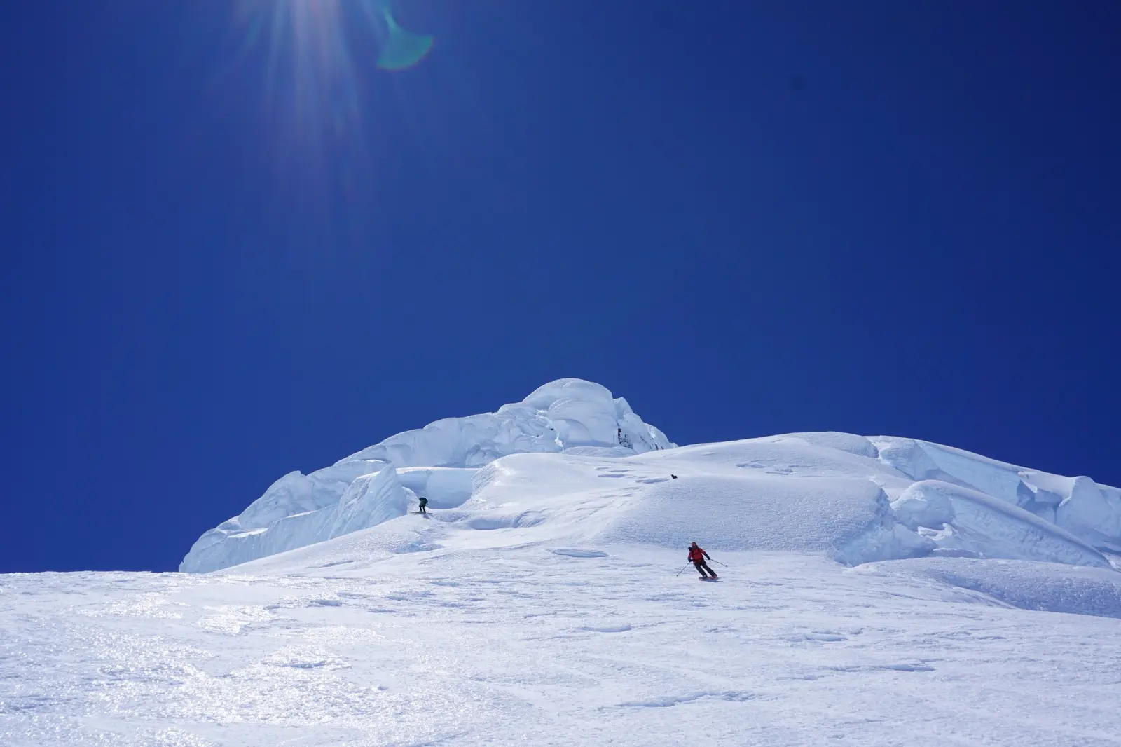 Descenso de ski touring entre cumbres patagónicas