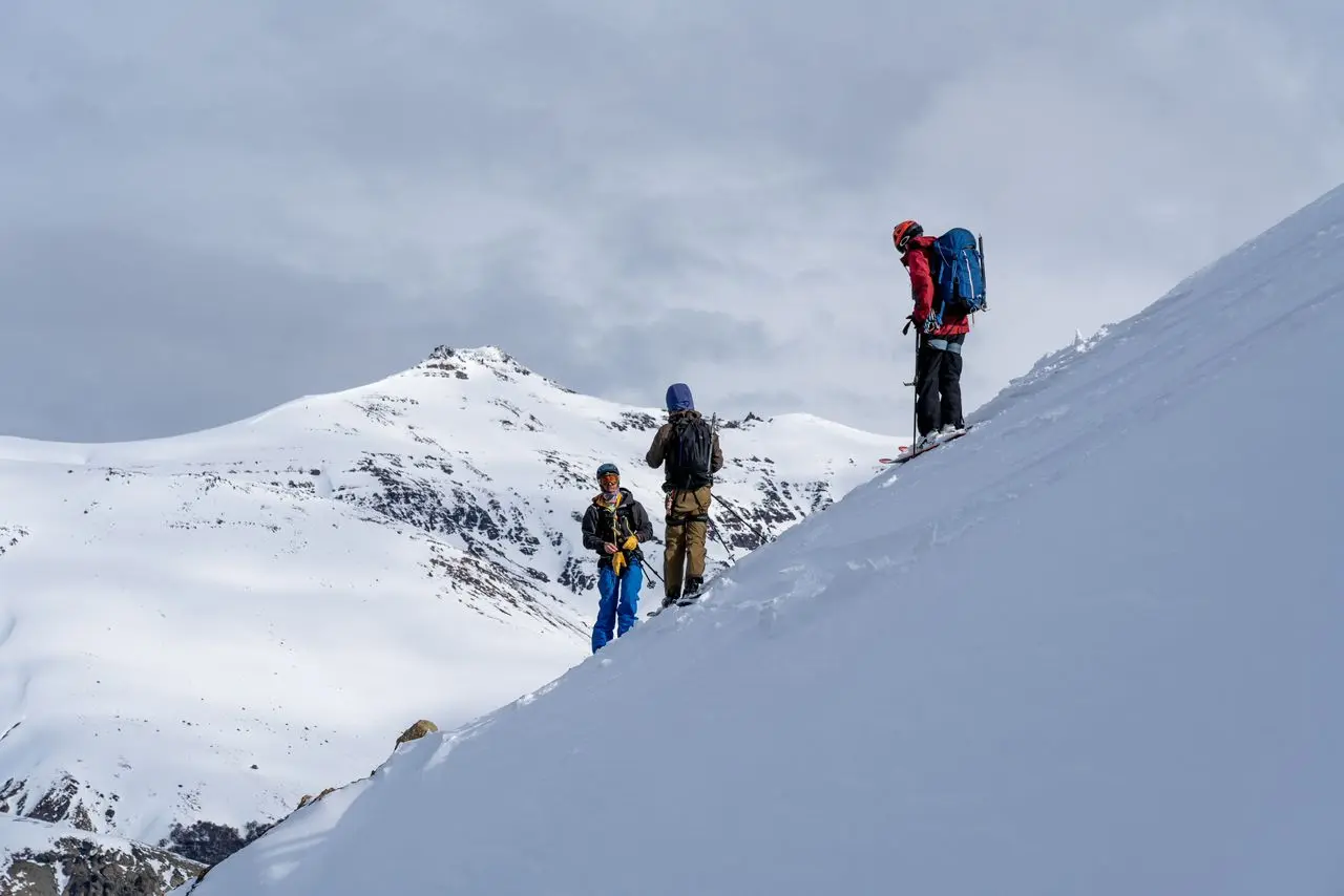 Grupo de ski touring haciendo una pausa en la montaña