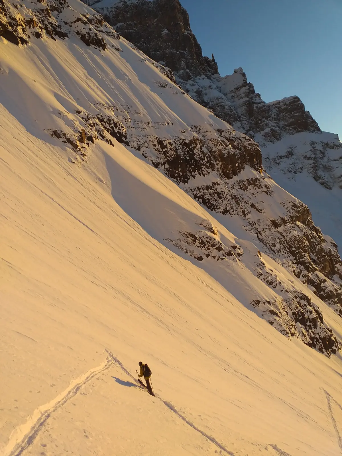 Ascenso de ski touring al atardecer