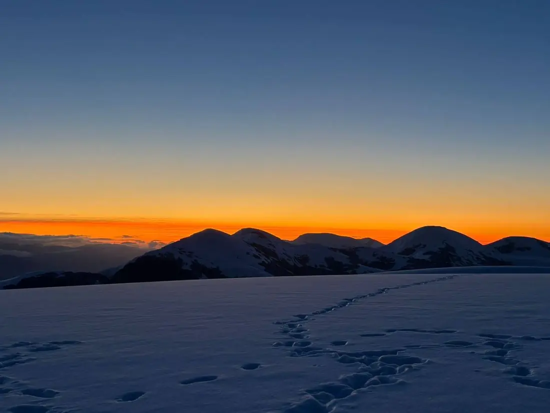 Esquí de montaña al atardecer