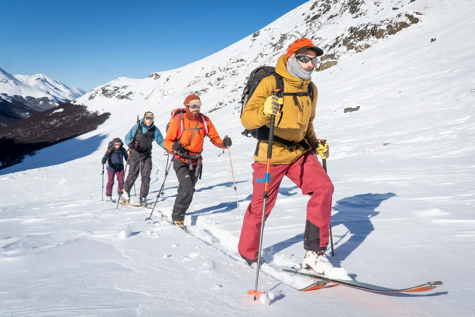 Grupo ascendiendo en ski touring por Cerro Castillo