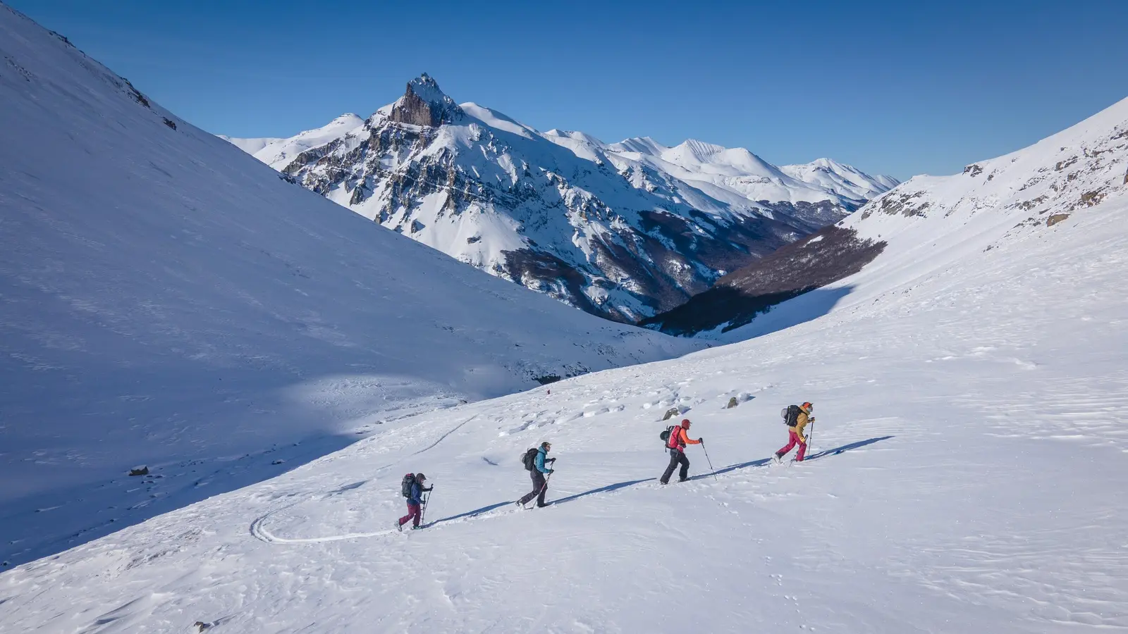 Travesía de ski touring frente a las montañas de Cerro Castillo
