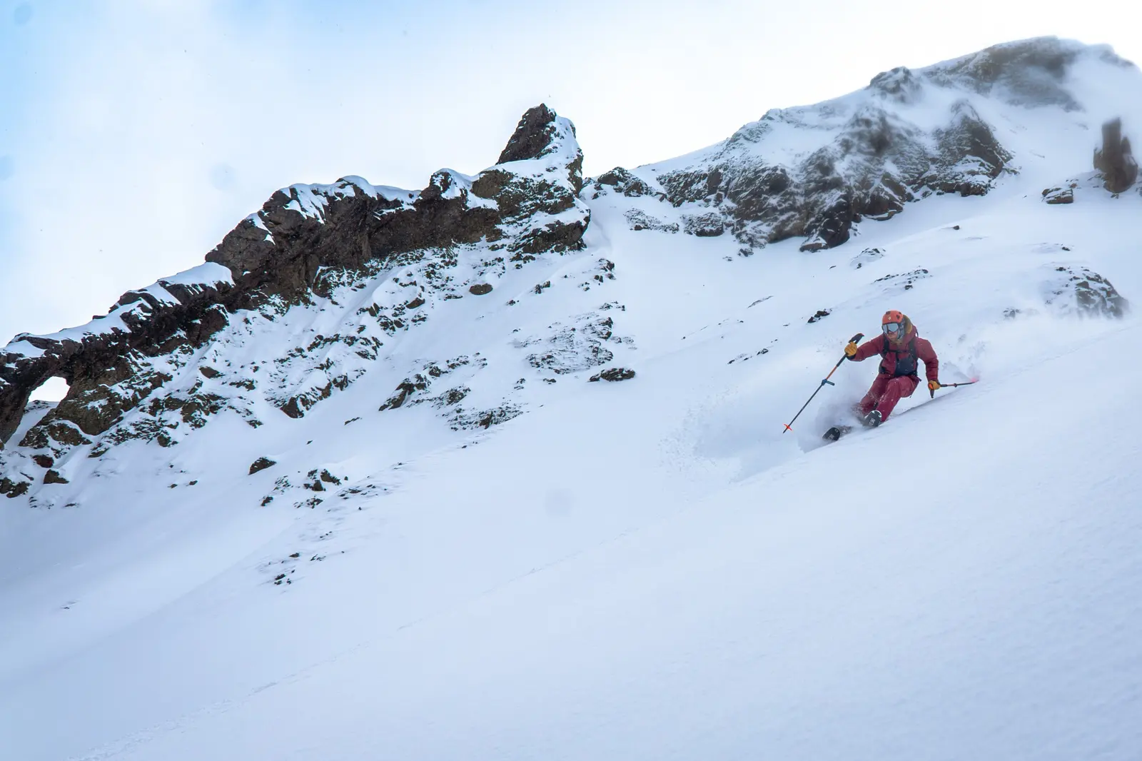 Descenso de ski touring en nieve profunda
