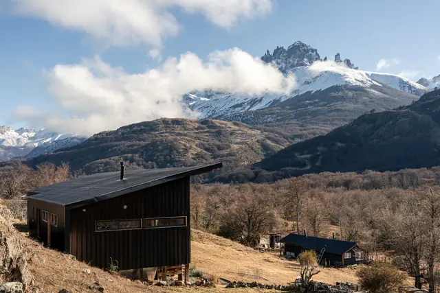 Vista del Refugio El Peñón y Cerro Castillo